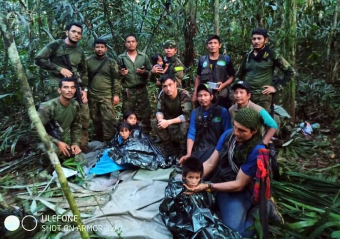 Manuel Ranoque, el padre de los cuatro niños indígenas rescatados en la selva colombiana, dijo el domingo que su hija mayor aseguró que la madre había sobrevivido inicialmente al accidente aéreo, tal vez durante cuatro días, y luego les dijo a los niños que se fueran.